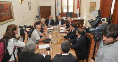 Santa Fe se despega del techo salarial de Macri y ofrece 18% con cl�usula gatillo