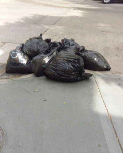 En la calle Olavarr�a reclaman el retiro de bolsas de basura