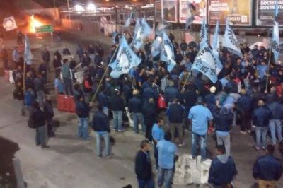 Caos en Puente La Noria por un corte sorpresivo de choferes de l�neas de colectivos