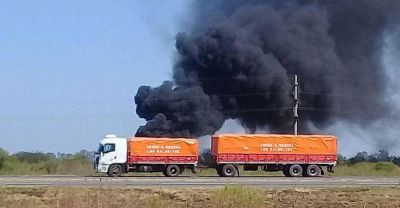 Quema de basura a la vera de la autopista Rosario-Santa Fe