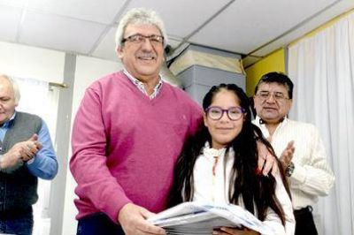 La UATRE entreg� �tiles escolares en una escuela rural de Tierra del Fuego