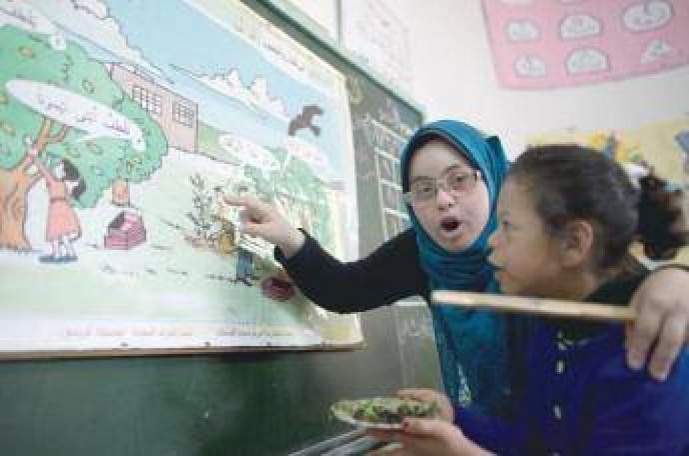 La historia de Hiba al Sharfa, la primera maestra con sndrome de Down en Gaza