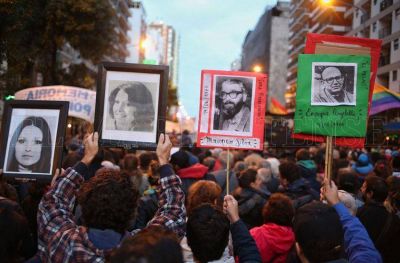 Una multitud march� por el aniversario del Golpe de Estado