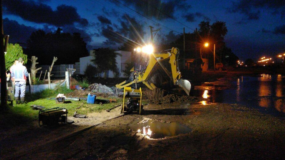 Trabajan para reparar ca�o en Quequ�n