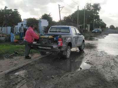 Una cuadrilla de Obras Sanitarias repar� un ca�o maestro de agua