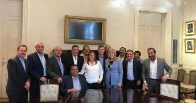 Ayala sigue pintado de amarillo y le pide a Macri que lo incluya en m�s viajes al exterior