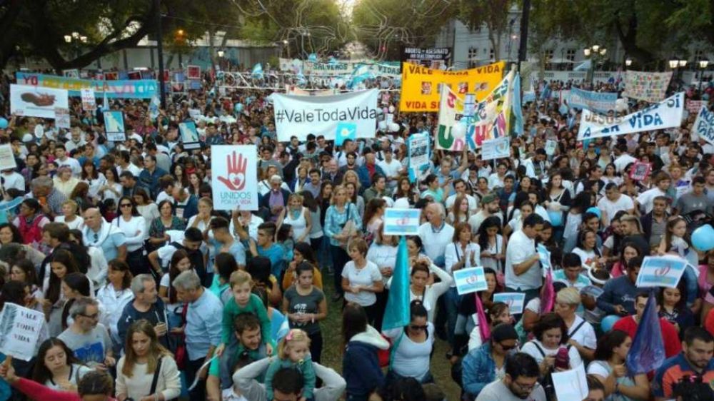 MENDOZA: Miles de mendocinos marcharon en contra del aborto