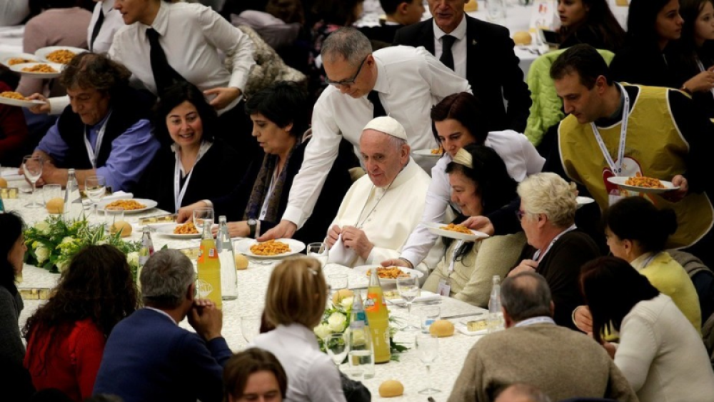 Al Papa le gusta comer sano, toma mate y cocina bien