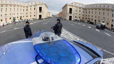 El Papa agradece a la Polic�a, que protege de los locos de las masacres