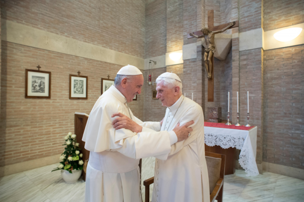 Francisco visit a Benedicto XVI y lo salud por la Pascua