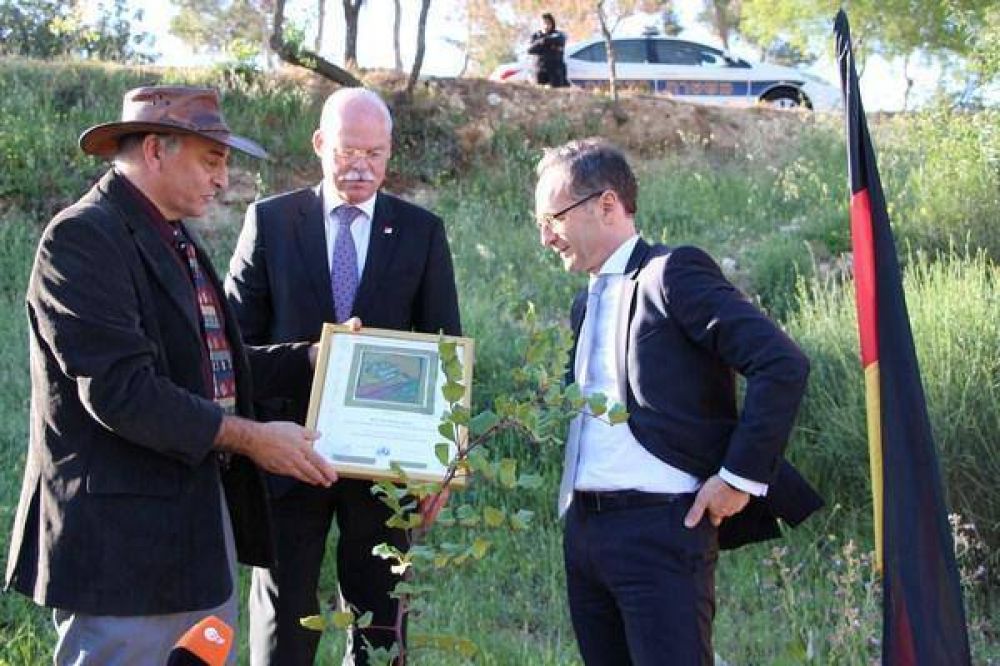 KKL: El ministro de Relaciones Exteriores alem�n plant� un �rbol en la llanura de Judea
