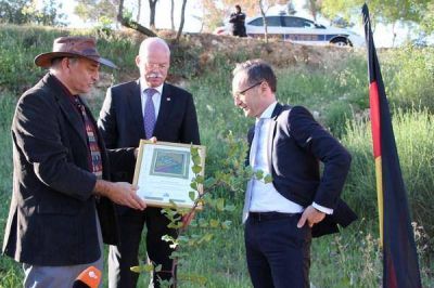 KKL: El ministro de Relaciones Exteriores alem�n plant� un �rbol en la llanura de Judea