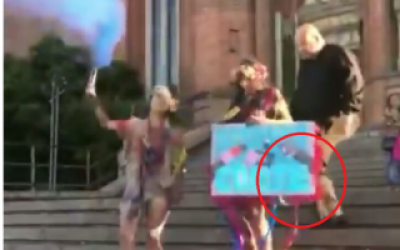Un p�rroco de la Catedral de La Plata agredi� a dos estudiantes que festejaban haberse recibido