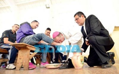 Monse�or Baissi lav� los pies de internos de la Unidad 1 en Olmos