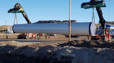 Desembarcaron en Deseado las primeras torres para el parque e�lico de Jaramillo