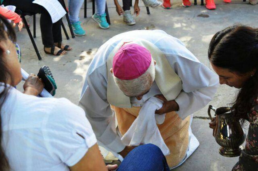 Mons. Lozano realiz el lavatorio de los pies en una crcel de mujeres