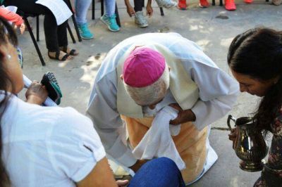 Mons. Lozano realiz� el lavatorio de los pies en una c�rcel de mujeres