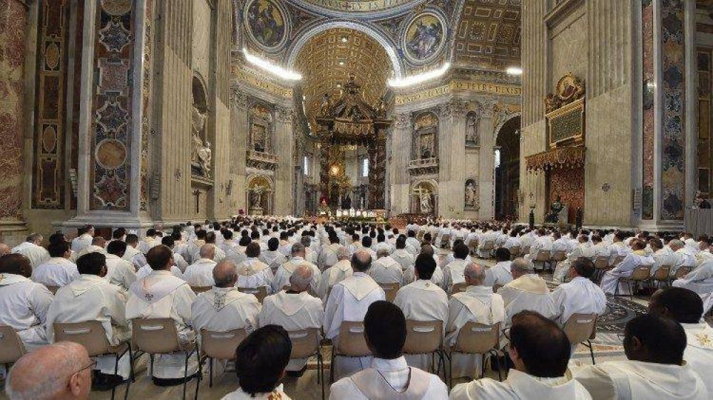 El Papa regala un libro de sugerencias a los sacerdotes