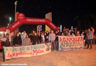 Protesta contra la planta de fertilizantes en la Fiesta de los Pescadores