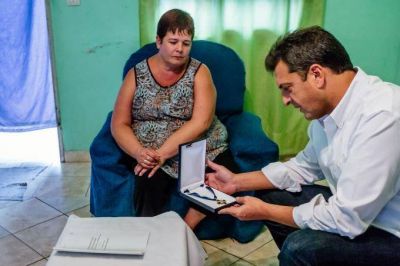Massa conmemor� el 2 de abril con la familia de uno de los soldados que fue identificado en Malvinas