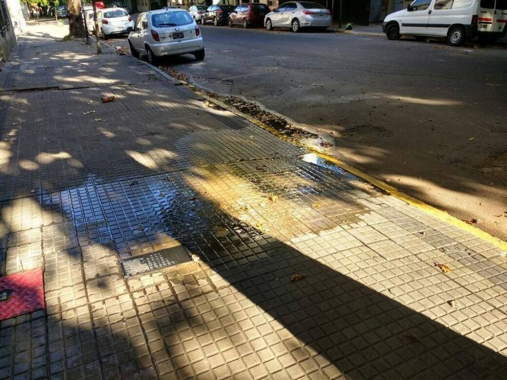Derroche de agua en pleno centro por una ca�er�a rota en 3 y 53