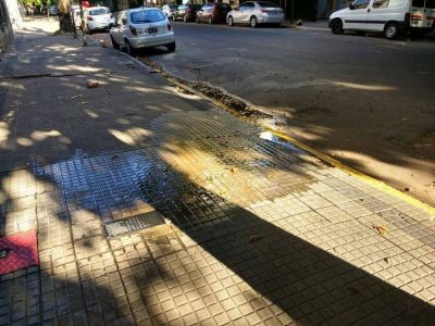 Derroche de agua en pleno centro por una ca�er�a rota en 3 y 53