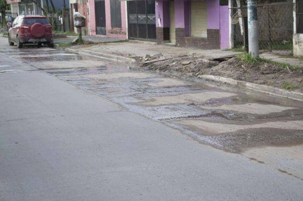 Vecinos cansados del agua cloacal en la calle piden urgente solucin