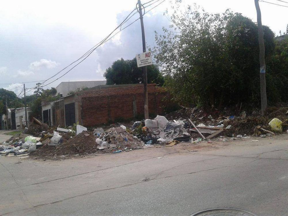 Preocupaci�n vecinal por un basural en la esquina de Catamarca y Perugorr�a