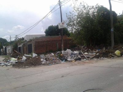 Preocupaci�n vecinal por un basural en la esquina de Catamarca y Perugorr�a