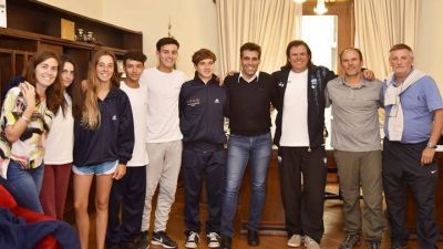 L�pez, junto a alumnos de la Escuela Municipal de Canotaje tras destacada labor
