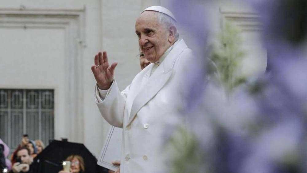 Francisco en la Audiencia: saludemos a Benedicto, que nos sigue con la televisi�n