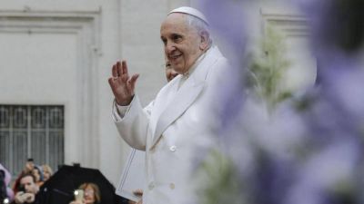 Francisco en la Audiencia: saludemos a Benedicto, que nos sigue con la televisi�n