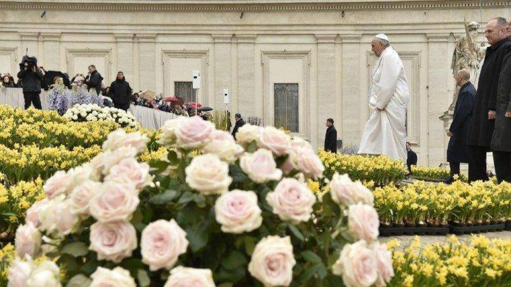 Catequesis del Papa: Tras la misa vivir m�s como cristianos