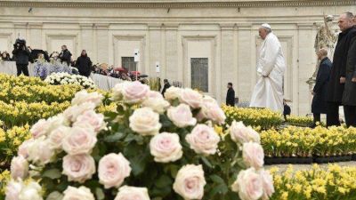 Catequesis del Papa: Tras la misa vivir m�s como cristianos