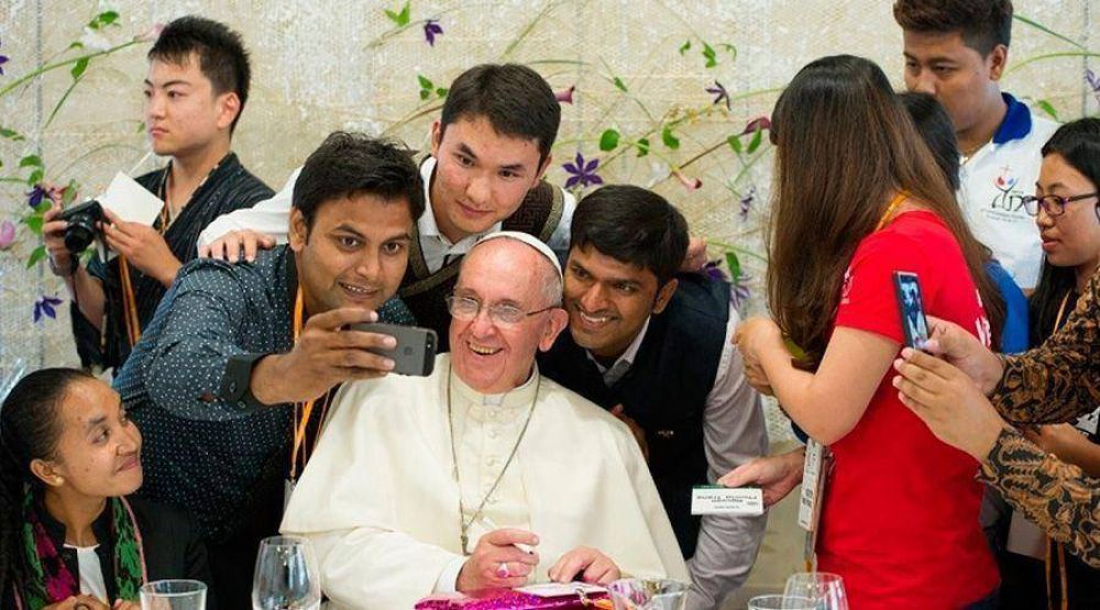 Papa Francisco a j�venes: No entierren sus talentos bajo la tierra del ego�smo