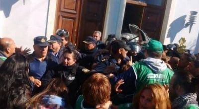 Represi�n y muerte en la protesta de los estatales de Chubut