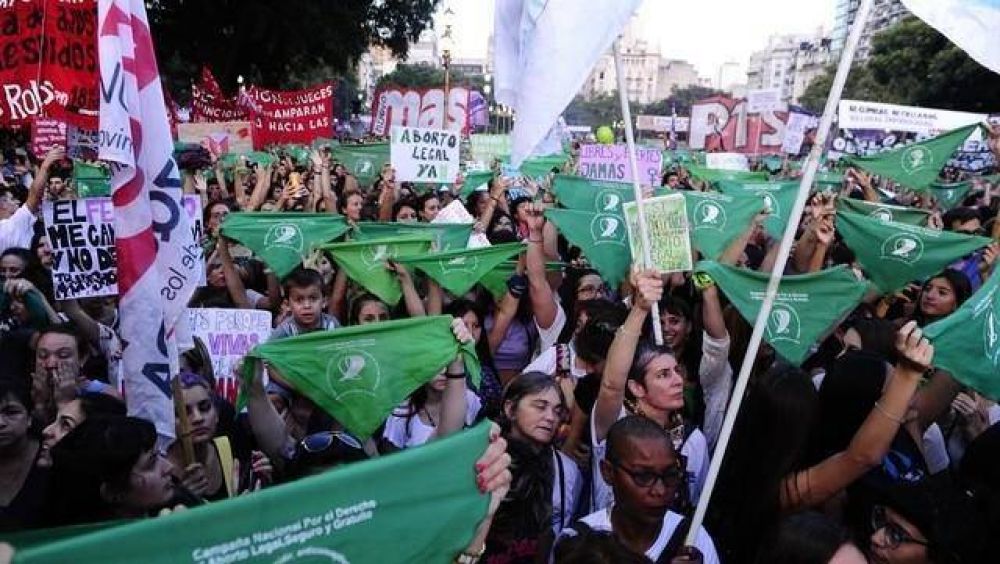 Dos nuevas encuestas sobre el aborto, a horas de que arranque el debate