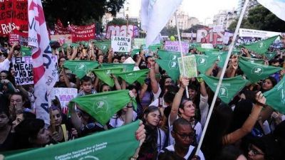 Dos nuevas encuestas sobre el aborto, a horas de que arranque el debate