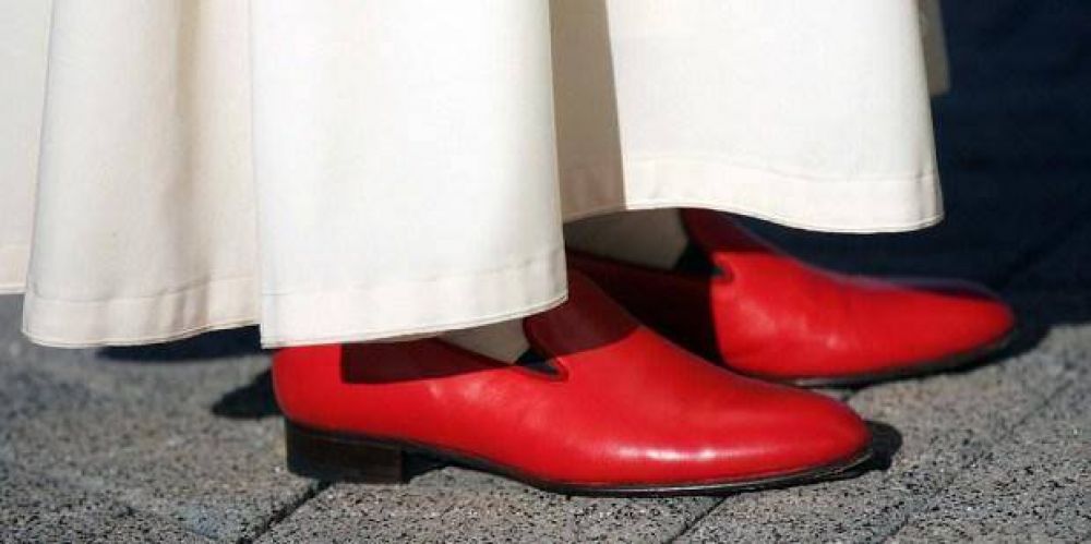 La historia detrs de los zapatos rojos del Papa 