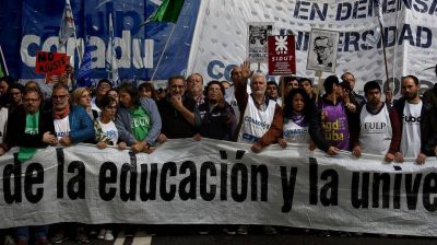 Paran los docentes universitarios por aumento salarial y mayor presupuesto