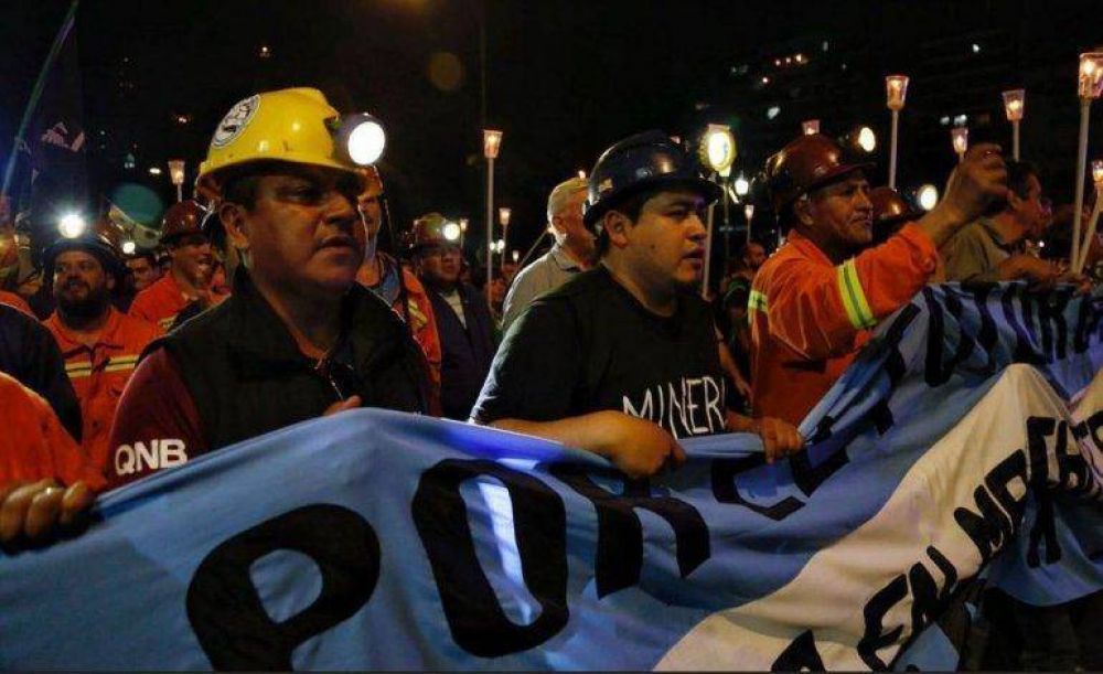 Marcha de antorchas de los mineros de Río Turbio frente al Congreso