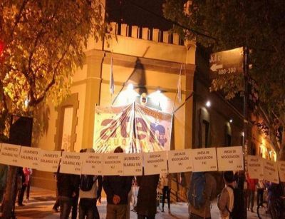 Docentes de Neuqu�n endurecen la lucha frente a la Casa de Gobierno