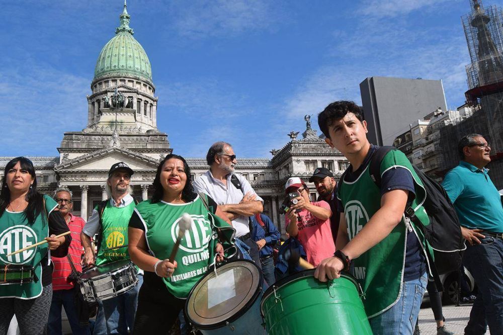 ATE realiza un paro nacional con acampe y marcha al Congreso