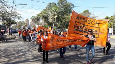Profesionales de la salud paralizan hospitales públicos de Chaco y La Rioja
