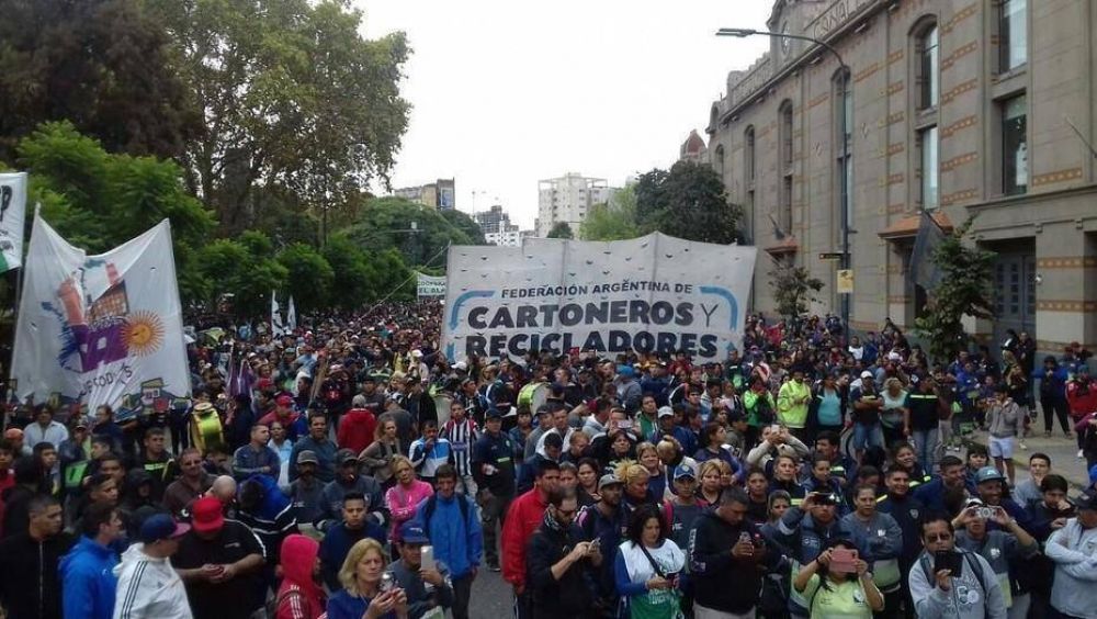 Los cartoneros marchan contra el proyecto para incinerar basura
