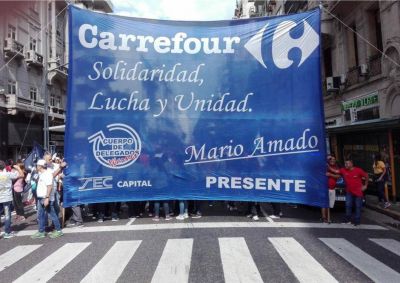 Mientras arde la interna de Comercio, Triaca se involucra personalmente en el dilema Carrefour