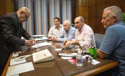 Municipales acordaron con Arroyo un aumento salarial del 12% en dos tramos