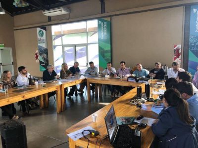 Confusi�n: Los vecinos quedaron afuera de la reuni�n de concejales y t�cnicos por Sitios 11 y 12