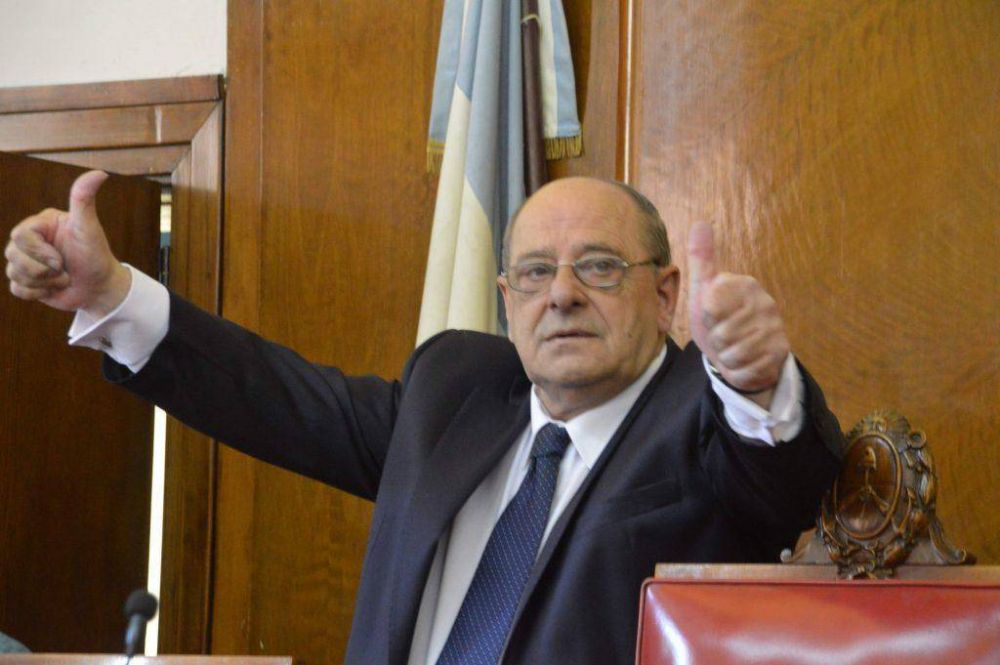 Por decreto, el intendente ascendi� a su hijastro a jefe de departamento