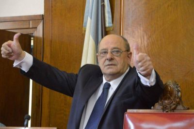 Por decreto, el intendente ascendi� a su hijastro a jefe de departamento